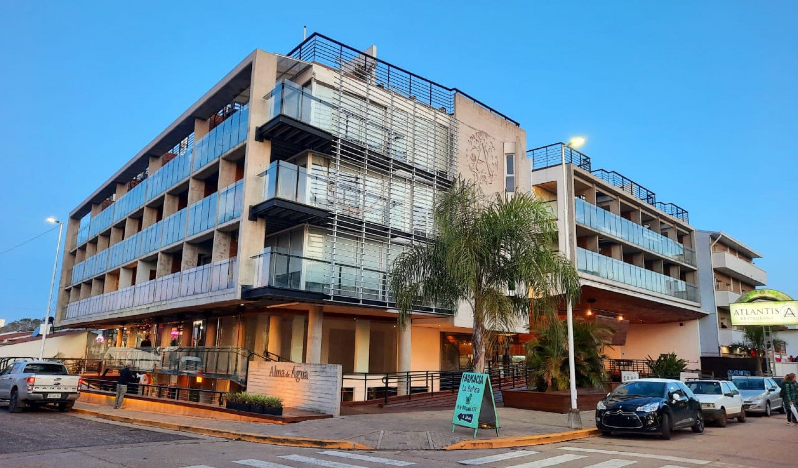 Departamento de 3 ambientes con cochera y baulera.